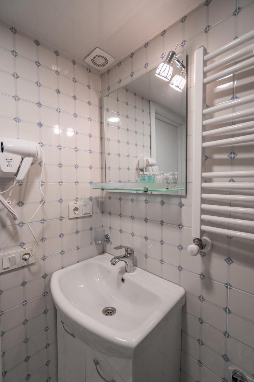 Mini Hotel On Aghmashenebeli Ave Tbilisi Bagian luar foto