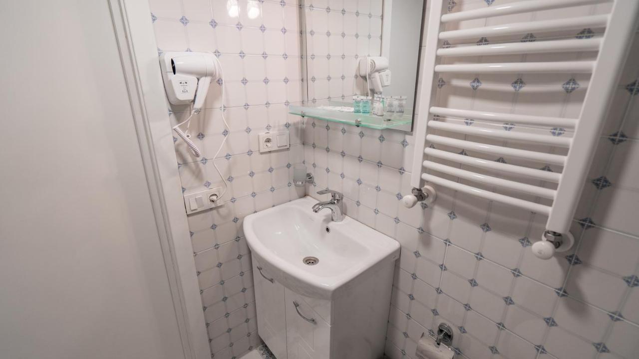 Mini Hotel On Aghmashenebeli Ave Tbilisi Bagian luar foto